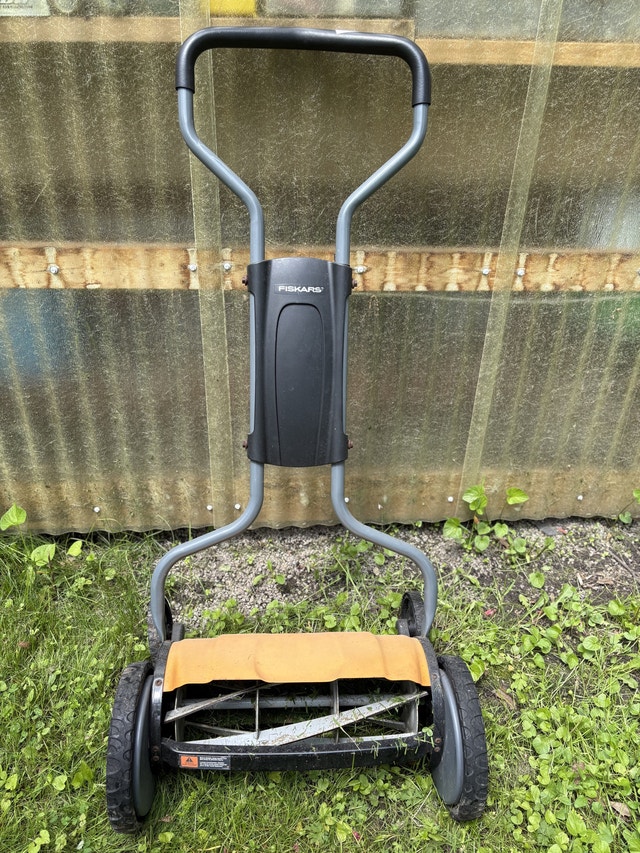 fiskars manual lawnmower