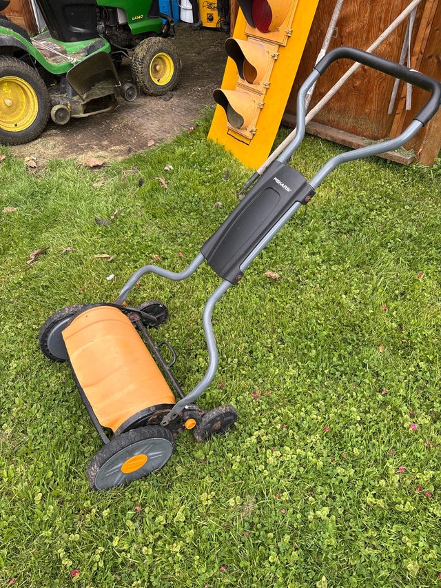 fiskars manual lawnmower - photo 3