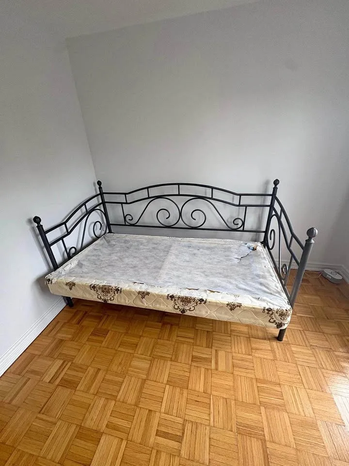 Tween Bed + box spring