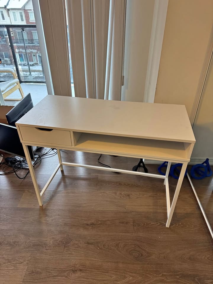 White Desk (40 x 18)