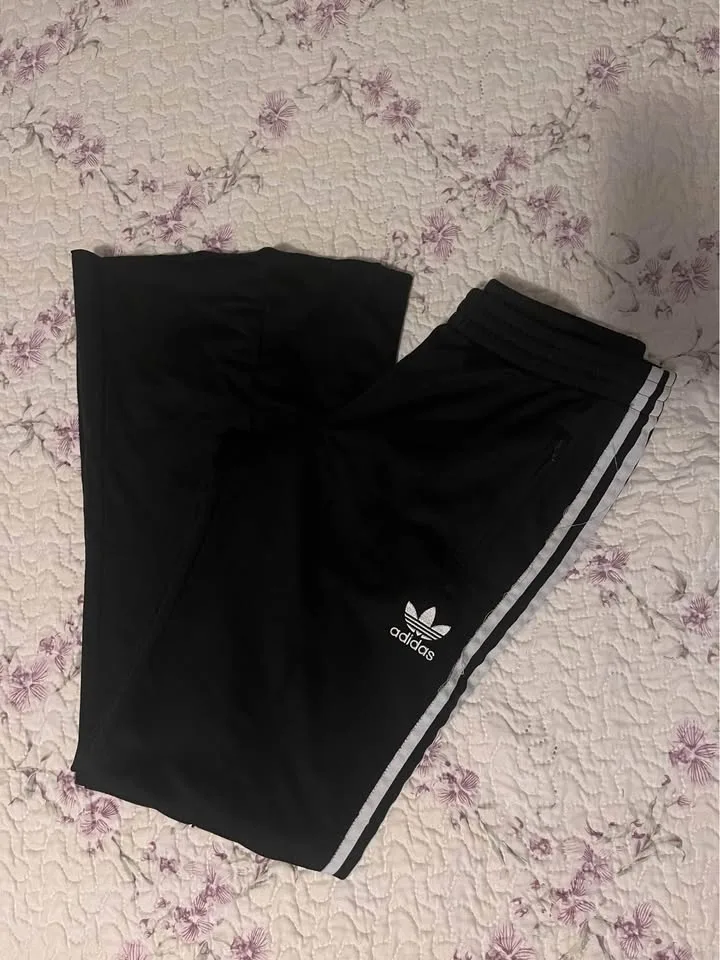 Adidas pants image indicator(2)