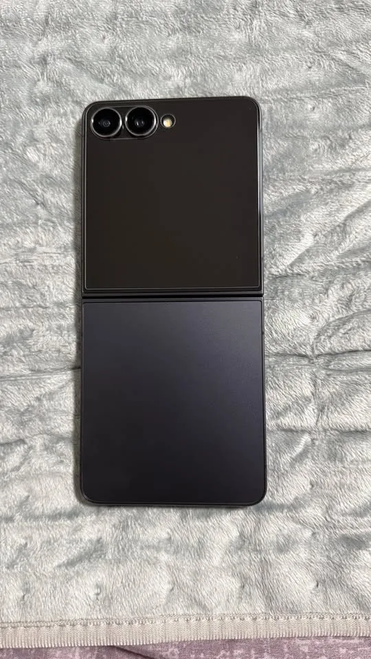 Flip 7 – 256GB (Black) – Unlocked – Excellent Condition image indicator(2)