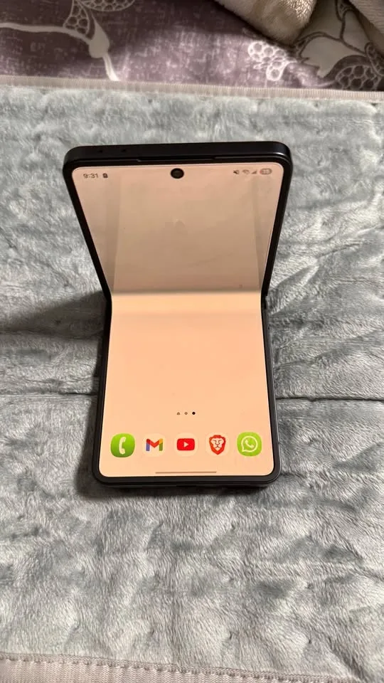 Flip 7 – 256GB (Black) – Unlocked – Excellent Condition image indicator(3)