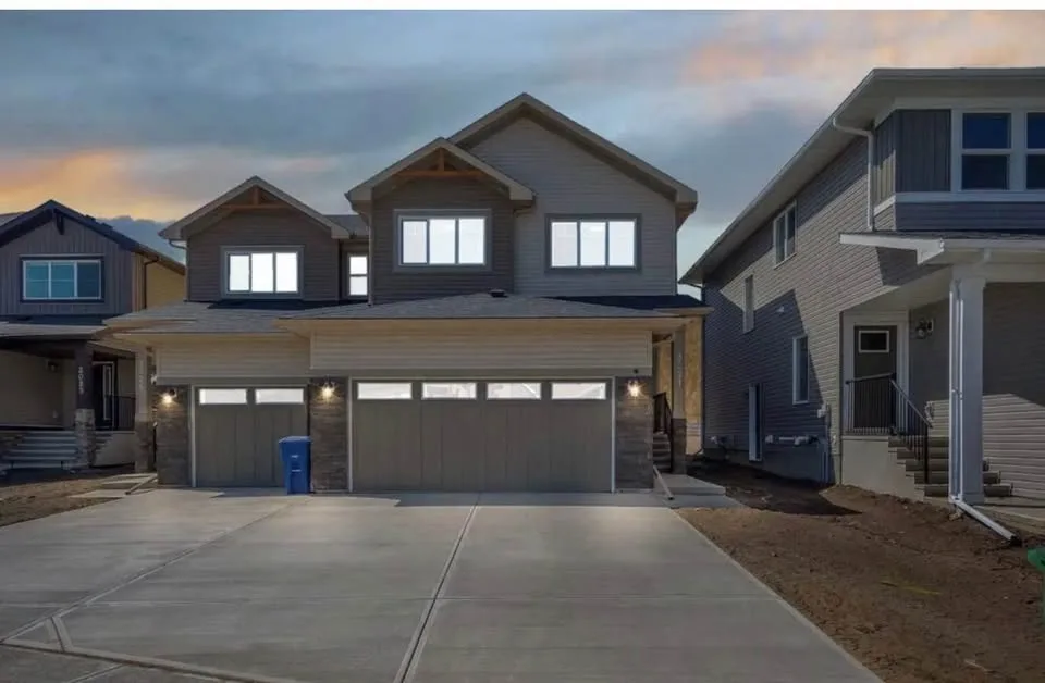 4 Beds 3 Baths - House