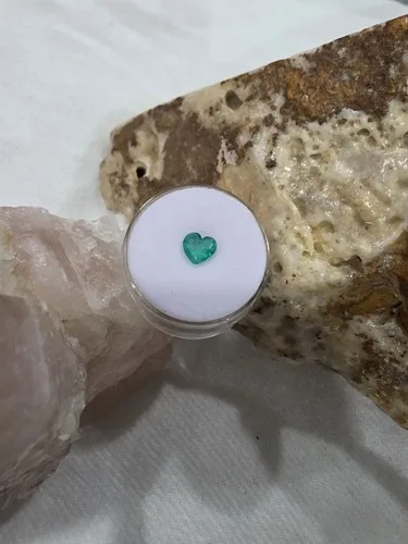 Heart Cut Natural emerald Colombian image indicator(3)