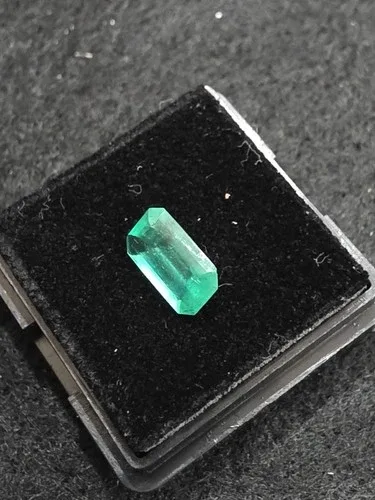 Rectangular Gemstones Emerald image indicator(9)