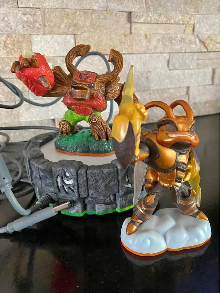Skylanders Portal and 2 giant Skylanders for XBOX360 “Cleanout”