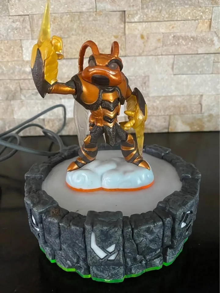 Skylanders Portal and 2 giant Skylanders for XBOX360 “Cleanout” image indicator(3)