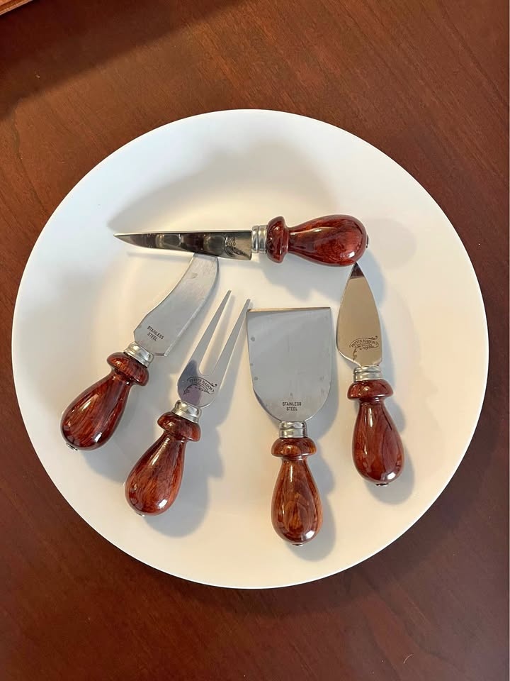 Cheese knives