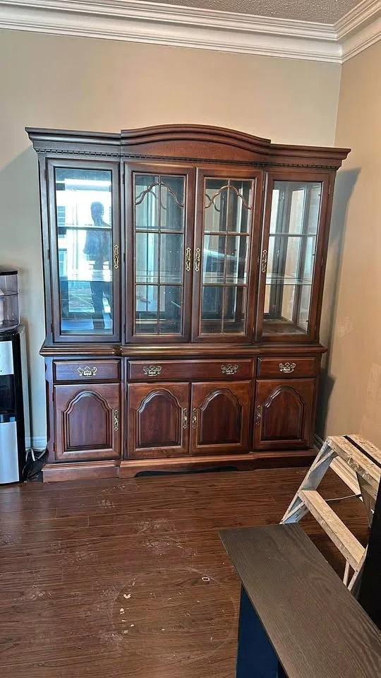 Solid Wood China Cabinet – Like New 💲$500