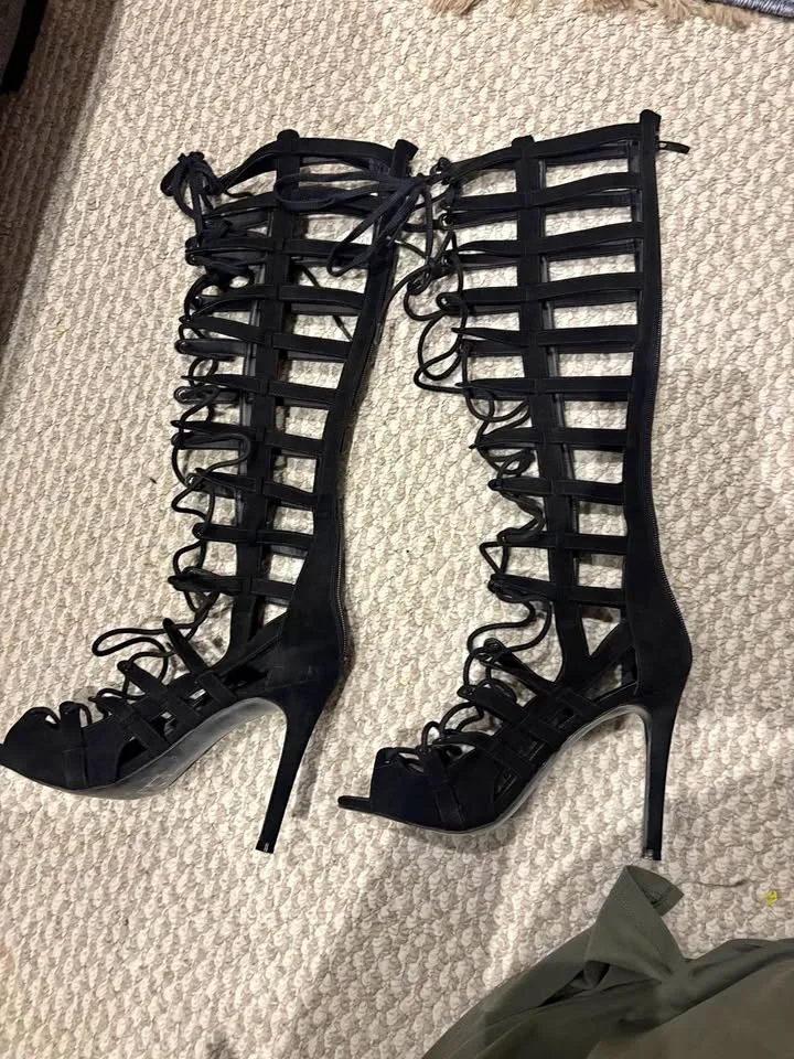 🔥 Brand New Stylish Black Gladiator Heels – Size 8🔥