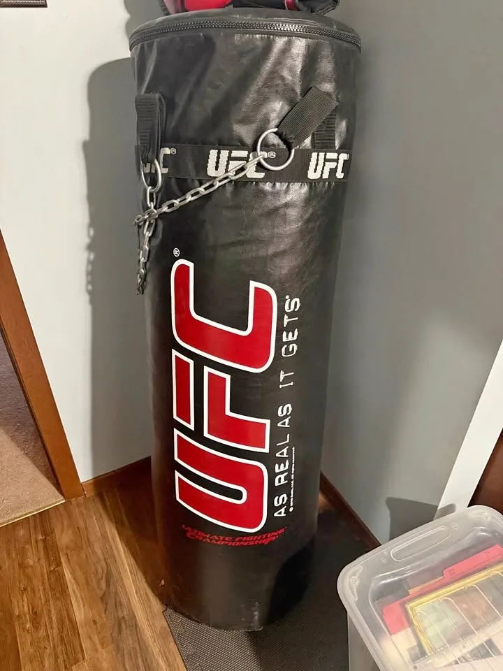 120lbs UFC Heavy Bag! Barely used