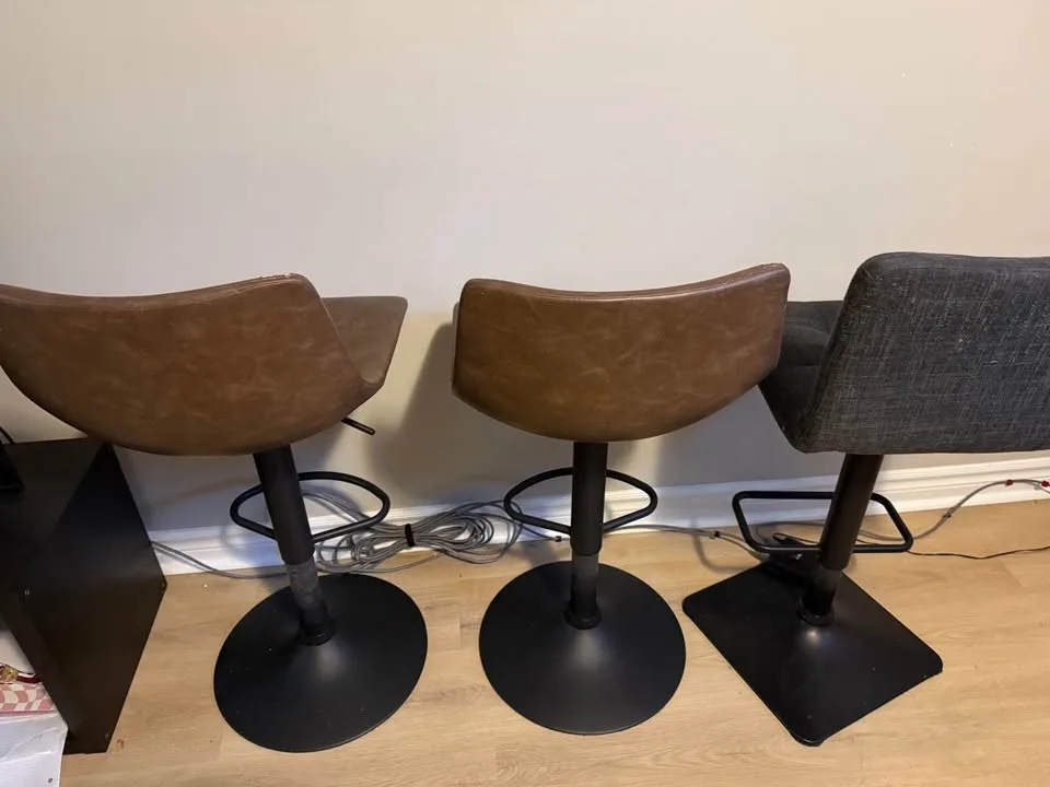 3 Tabourets de bar à vendre image indicator(2)