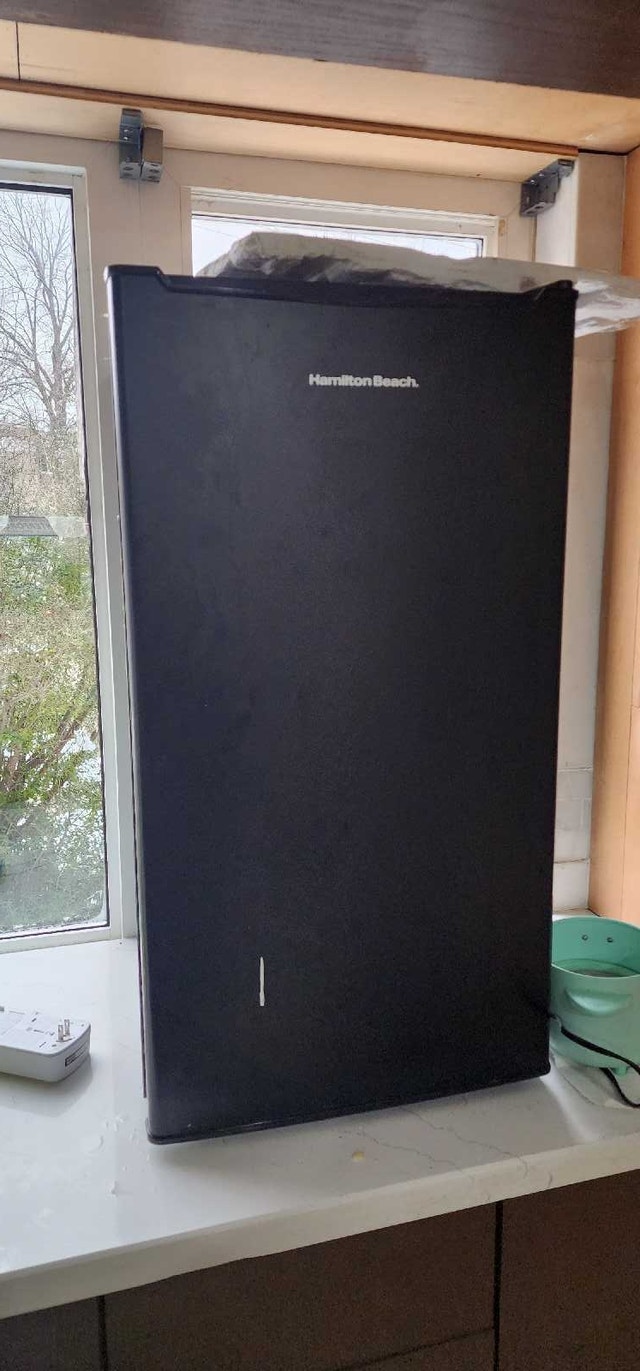 Hamilton Beach mini fridge. 1 week used - photo 2
