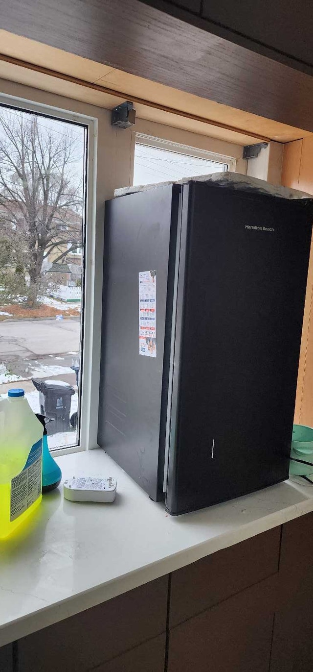 Hamilton Beach mini fridge. 1 week used - photo 3