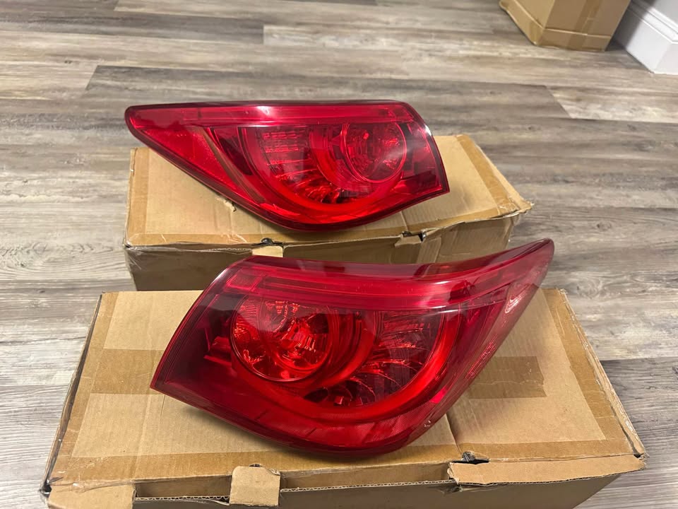 Q50 rear taillight complete set with factory defect ￼