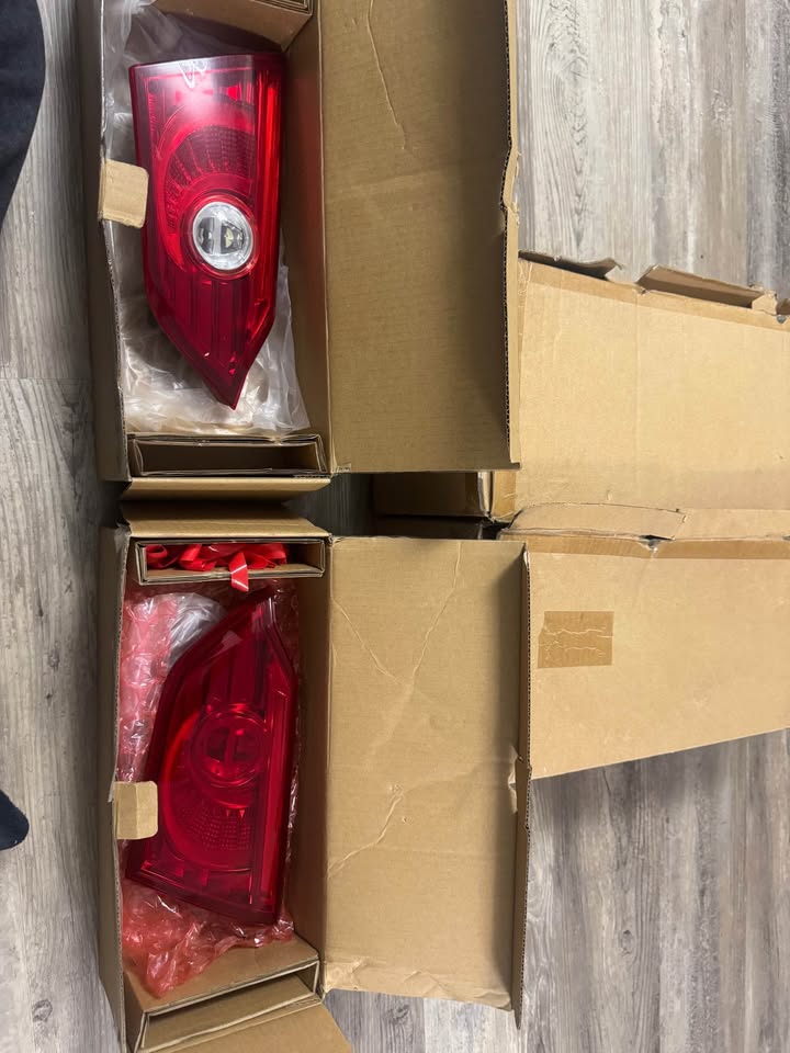 Q50 rear taillight complete set with factory defect ￼ - photo 2