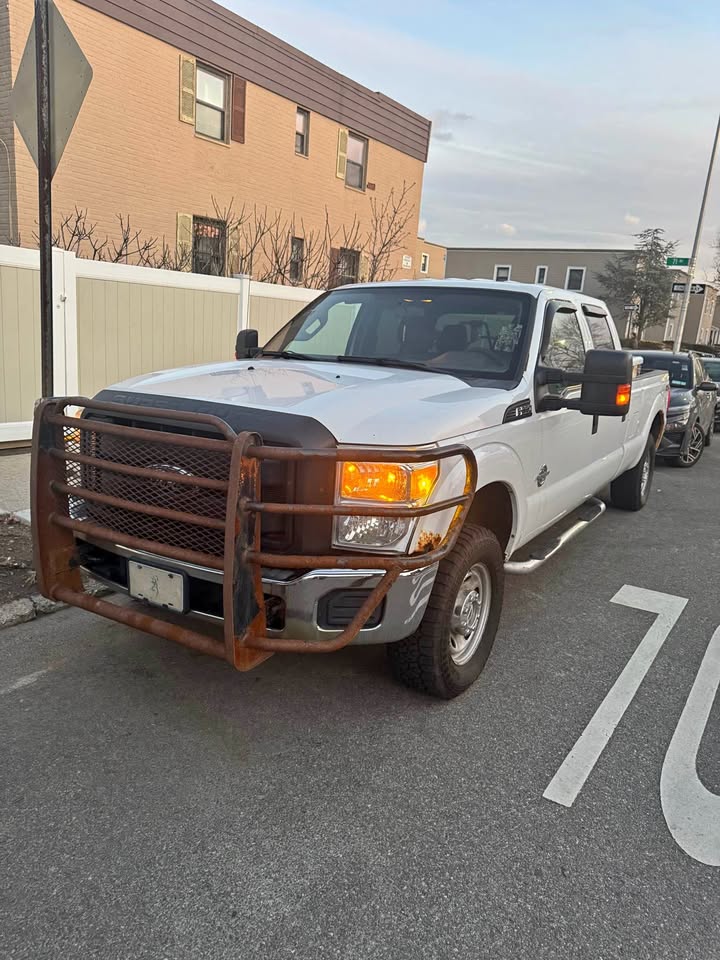 2011 Ford F250 Super Duty Crew Cab · XL Pickup 4D 8 ft