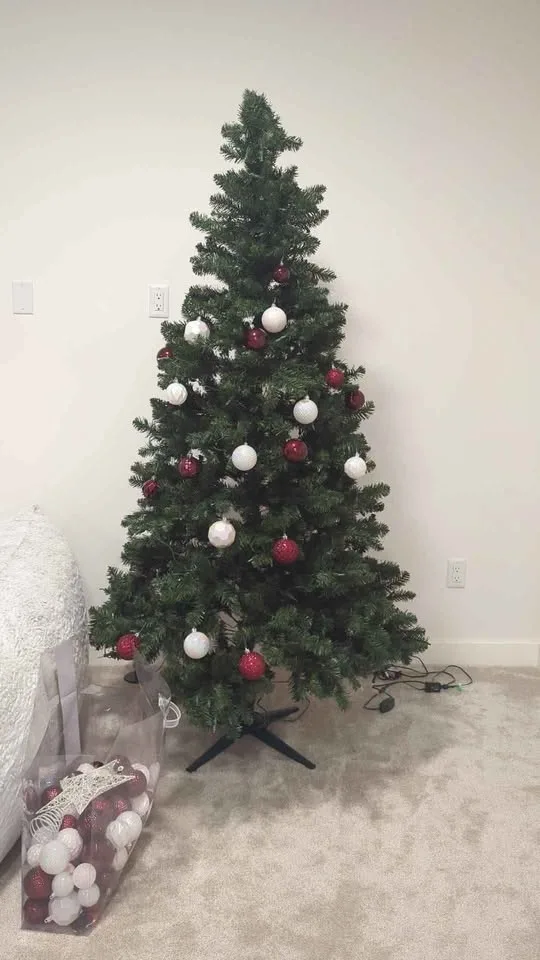 Pre-lit Christmas Tree & Ornaments image indicator(2)