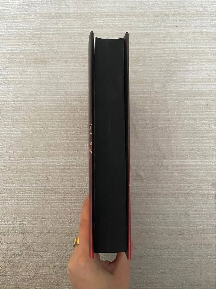 HOLIDAY & FIRST EDITION FOURTH WING & IRON FLAME (signed) image indicator(5)