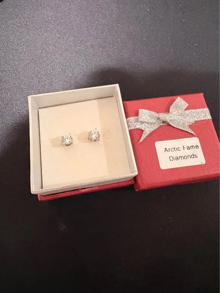 14K White Gold Diamond Stud Earrings (.50ctw) image indicator(2)