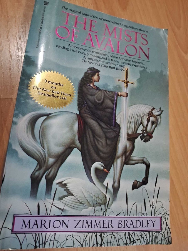THE MISTS OF AVALON by Marion Zimmer Bradley