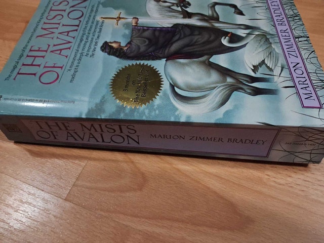THE MISTS OF AVALON by Marion Zimmer Bradley - photo 2