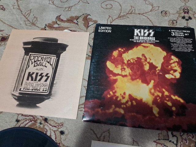 KISS - ORIGINALS (LIMITED VINYL SET) 2 OF 3 RECORDS (1976