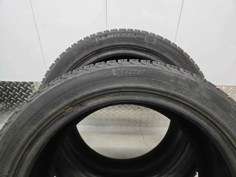 Winter Tires- 225/45R17 image indicator(9)