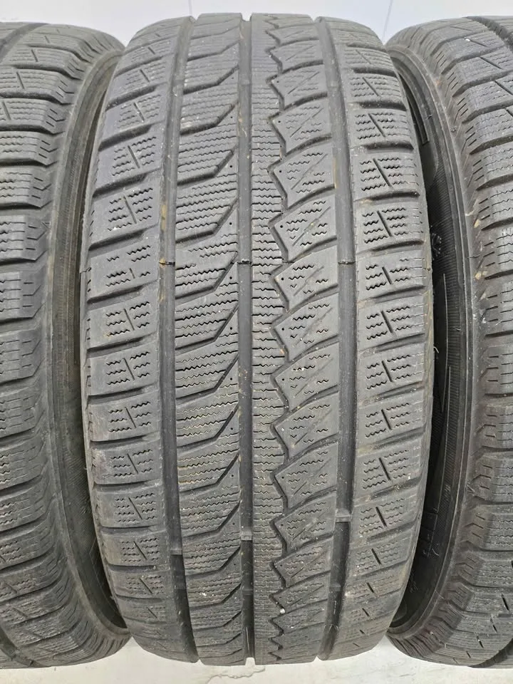 Farroad Winter Tires- 215/60R16 image indicator(3)
