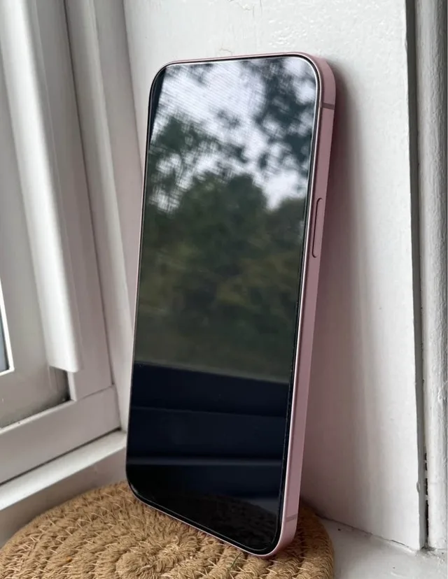 Pink iPhone 15 128GB 90% Battery image indicator(2)