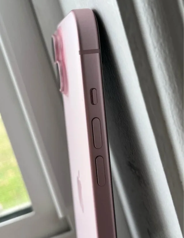Pink iPhone 15 128GB 90% Battery image indicator(3)