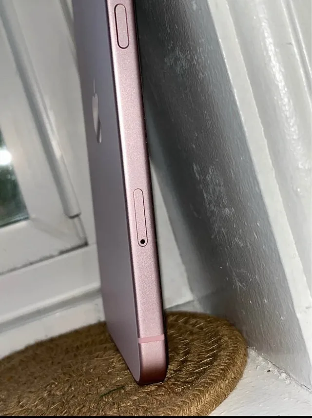 Pink iPhone 15 128GB 90% Battery image indicator(4)