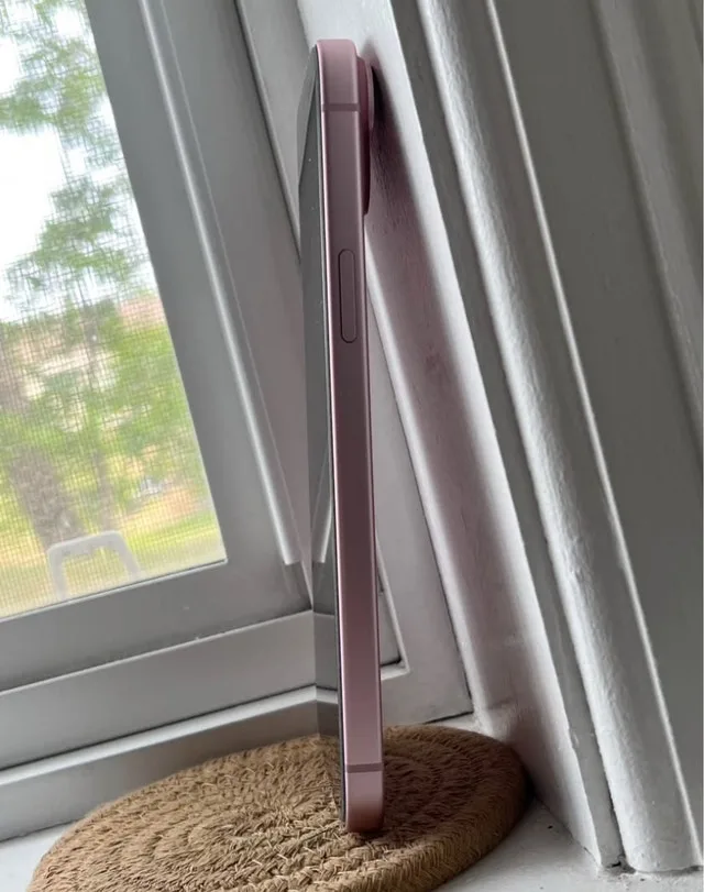 Pink iPhone 15 128GB 90% Battery image indicator(5)