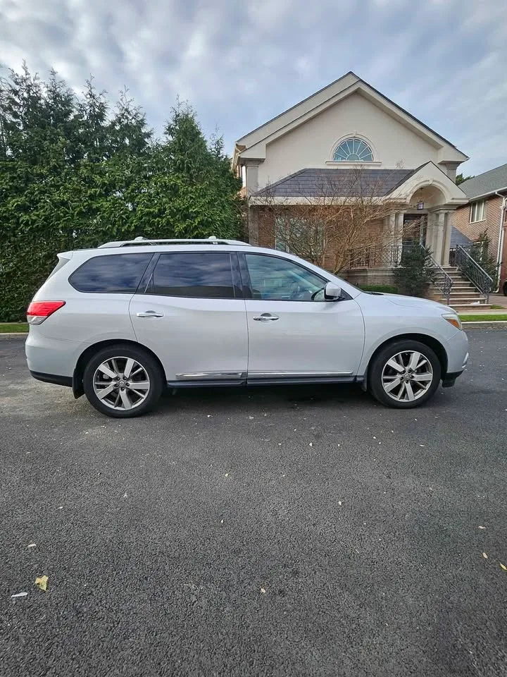 2016 Nissan Pathfinder · Platinum Sport Utility 4D image indicator(6)