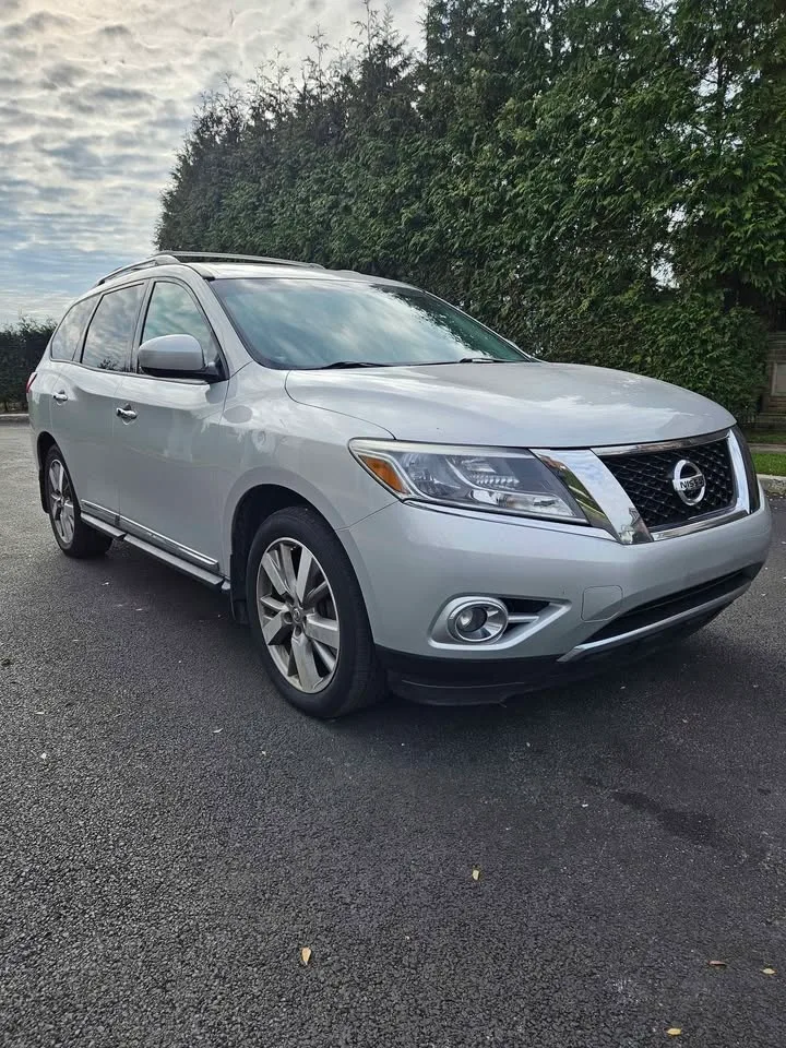 2016 Nissan Pathfinder · Platinum Sport Utility 4D image indicator(7)