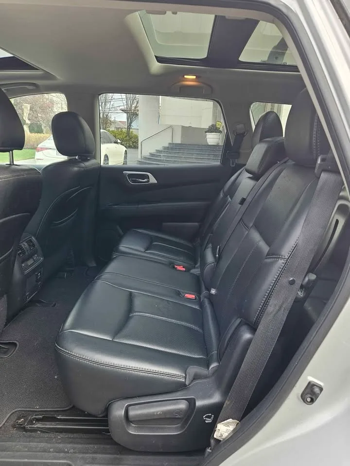 2016 Nissan Pathfinder · Platinum Sport Utility 4D image indicator(9)