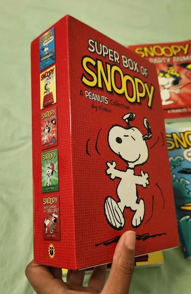 Super Box of Snoopy: A PEANUTS Collection image indicator(3)