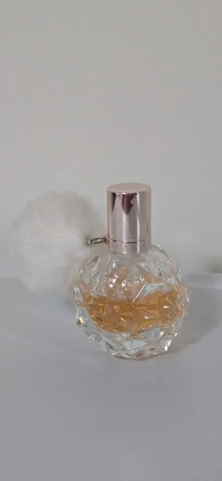 Ariana Grande perfumes image indicator(3)