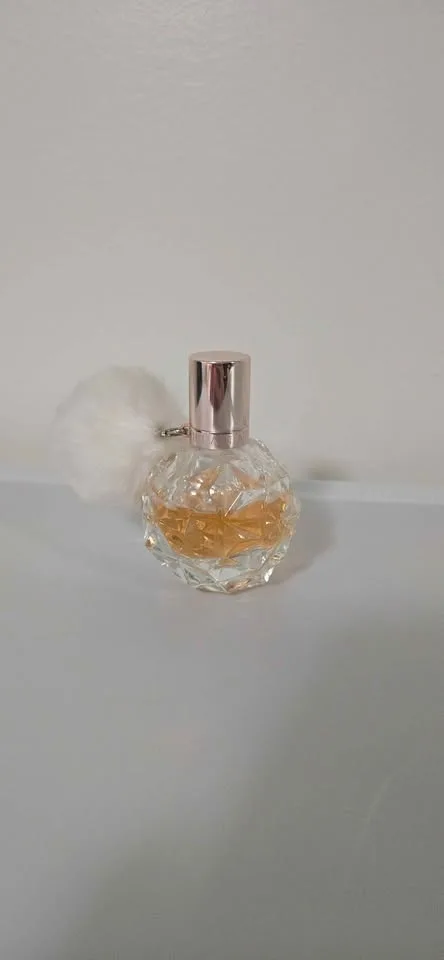 Ariana Grande perfumes image indicator(4)