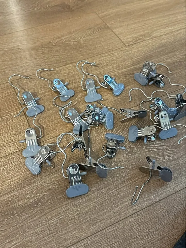 Lightweight sturdy hangers and clips with tote image indicator(2)