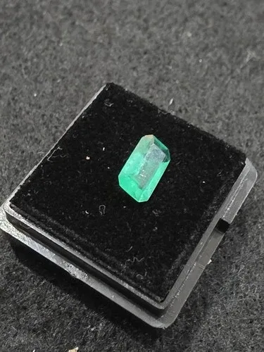 Rectangular Gemstones Emerald image indicator(8)