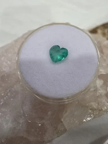 Heart Cut Natural emerald Colombian image indicator(4)