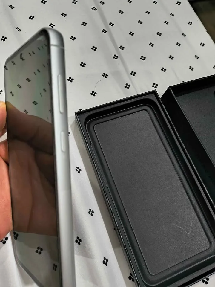 Mint condition Samsung s23 Fe 128 GB in purple image indicator(2)