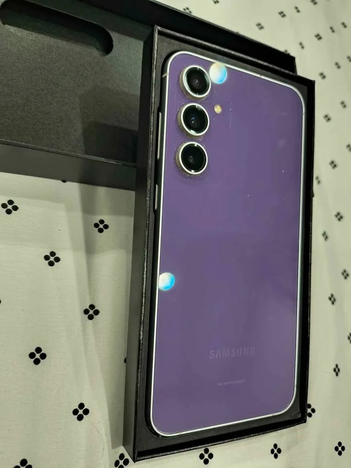 Mint condition Samsung s23 Fe 128 GB in purple image indicator(3)