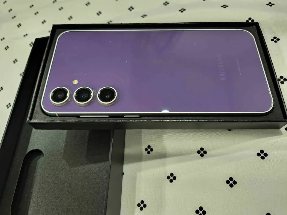 Mint condition Samsung s23 Fe 128 GB in purple image indicator(4)