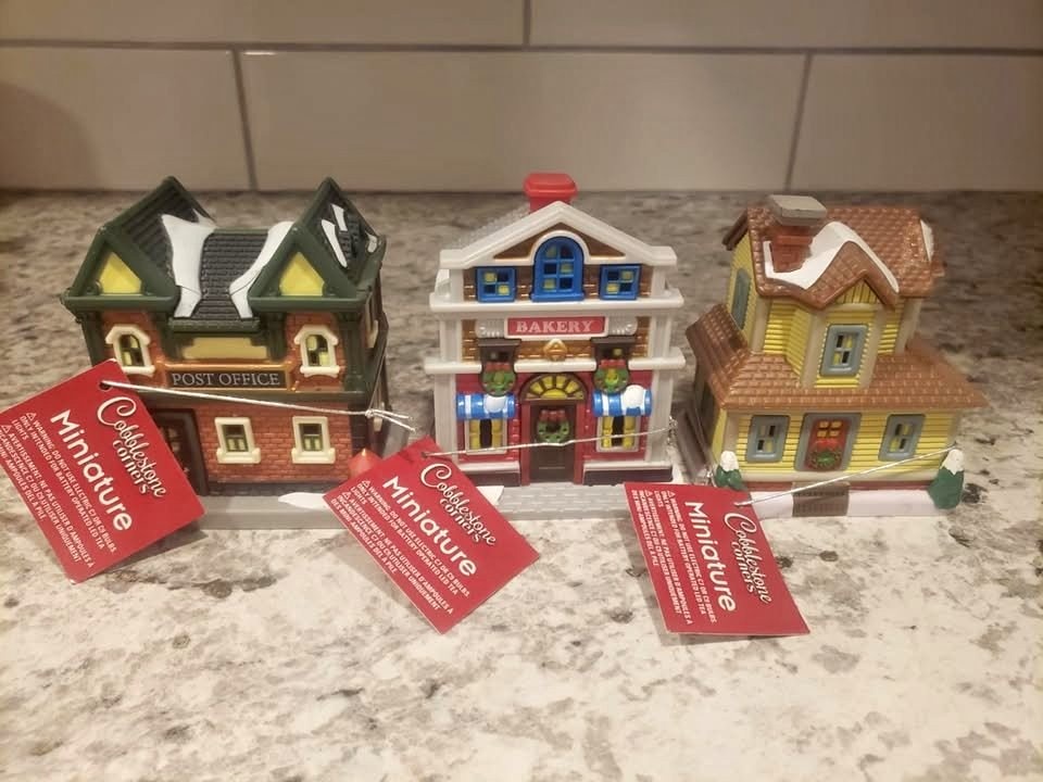 Christmas Cobblestone Corners Miniatures Village