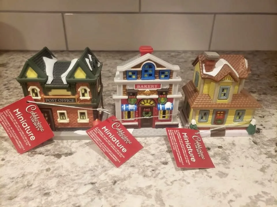 Christmas Cobblestone Corners Miniatures Village