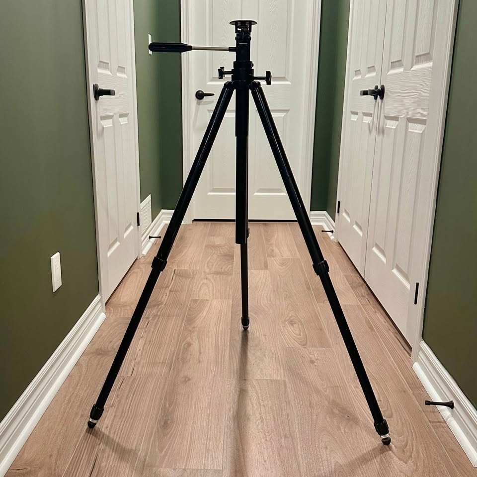 Heavy-Duty Camera Tripod - photo 2