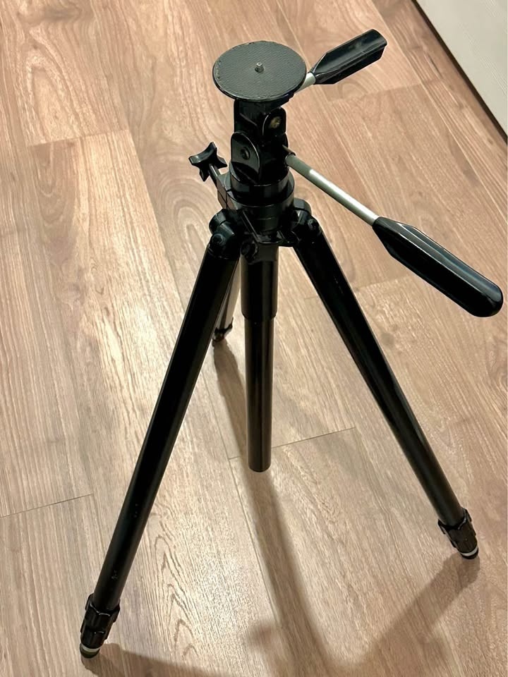 Heavy-Duty Camera Tripod - photo 4